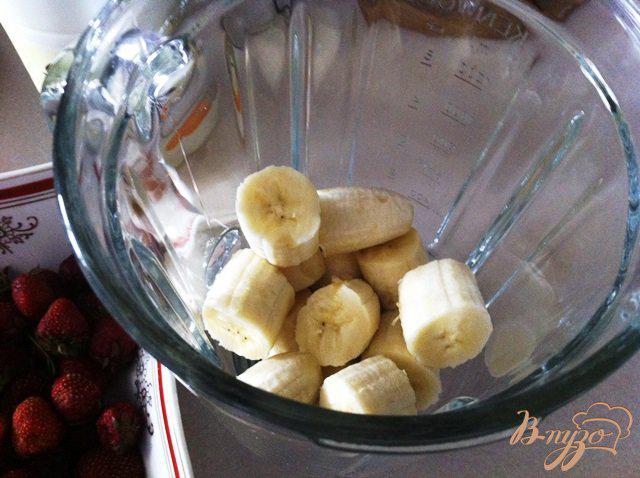Фото приготовление рецепта: Коктейль бананово- клубникой с молоком шаг №2