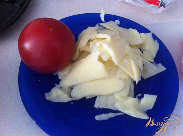 Фото приготовление рецепта: Куриное филе запеченное с моцареллой, помидорами и базиликом шаг №3