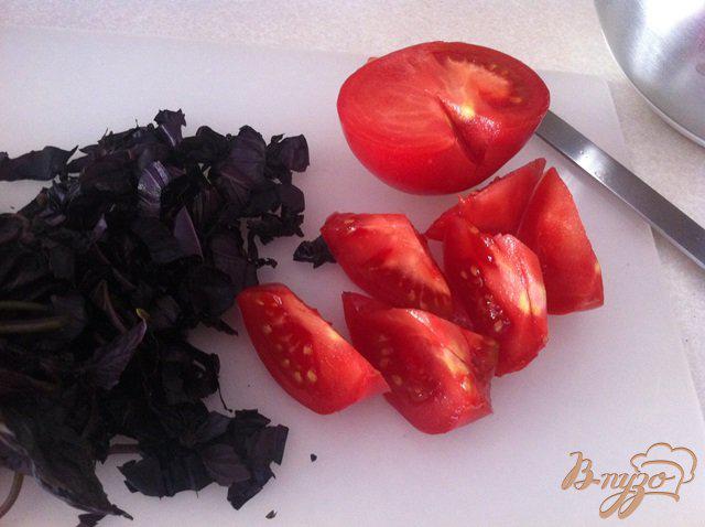Фото приготовление рецепта: Куриное филе запеченное с моцареллой, помидорами и базиликом шаг №5