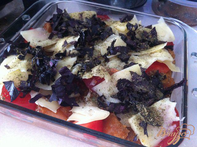 Фото приготовление рецепта: Куриное филе запеченное с моцареллой, помидорами и базиликом шаг №6