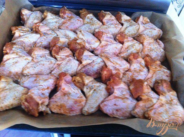 Фото приготовление рецепта: Куриные крылья барбекю из духовки шаг №4