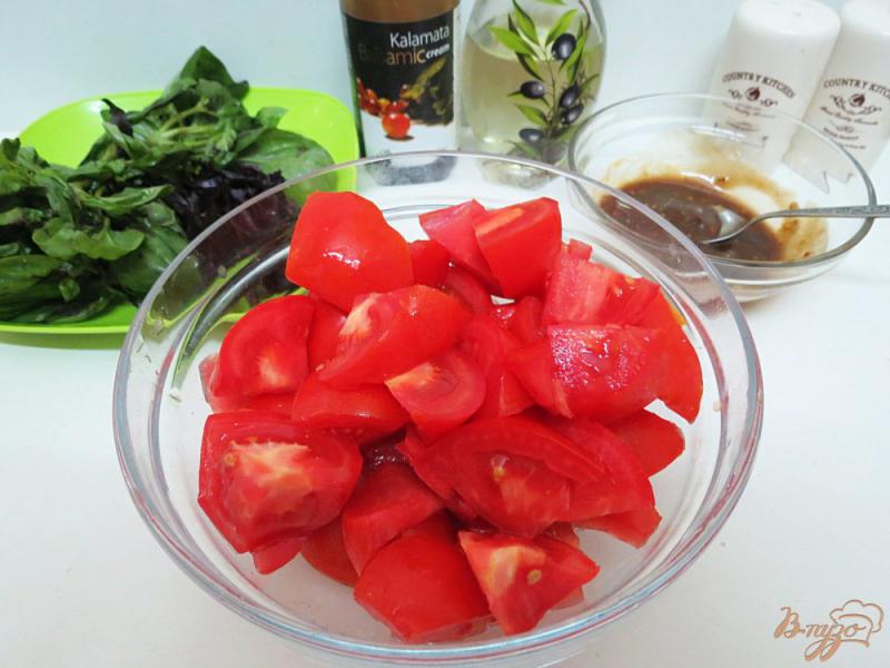 Фото приготовление рецепта: Салат из помидоров, моцареллы и базилика с горчичной заправкой шаг №5