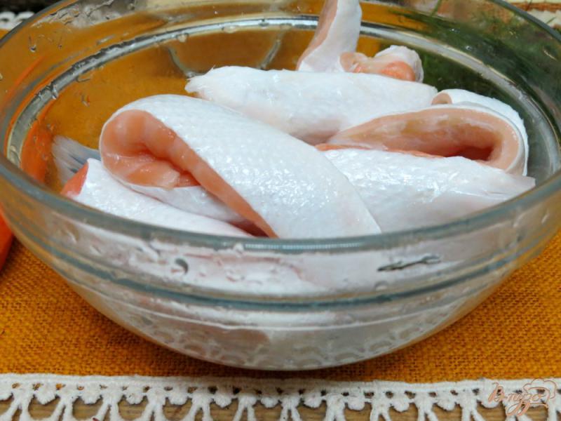 Фото приготовление рецепта: Суп из брюшек лосося и сырков шаг №2