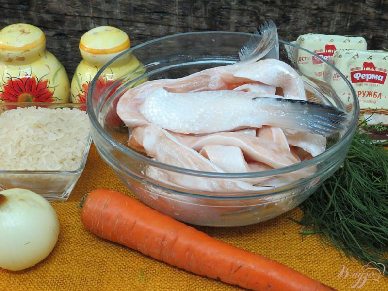 Фото приготовление рецепта: Суп из брюшек лосося и сырков шаг №1