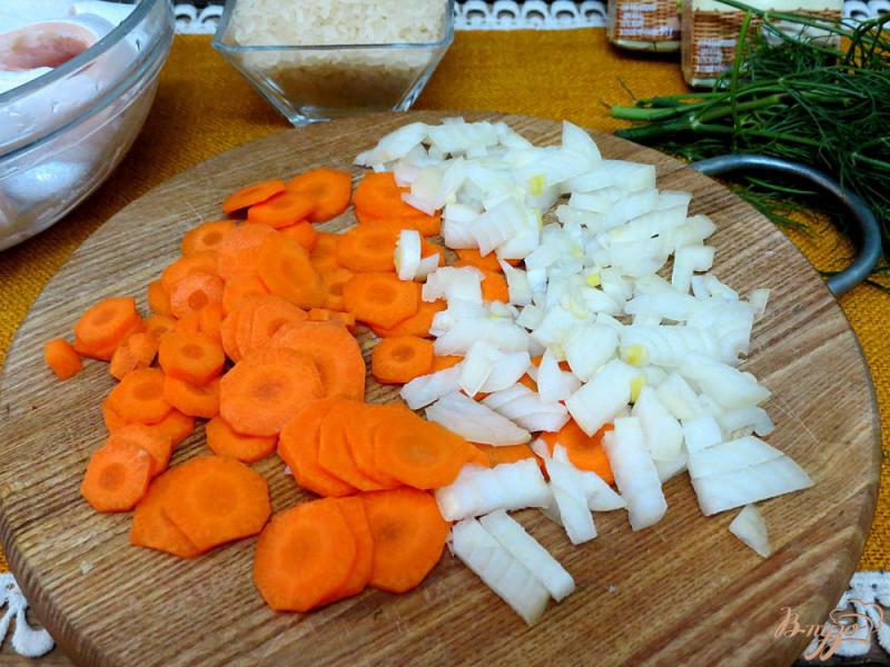 Фото приготовление рецепта: Суп из брюшек лосося и сырков шаг №3