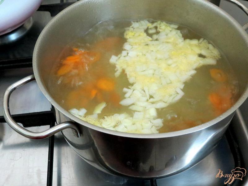 Фото приготовление рецепта: Суп из брюшек лосося и сырков шаг №5
