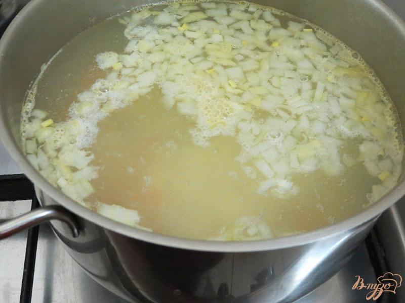Фото приготовление рецепта: Суп из брюшек лосося и сырков шаг №6