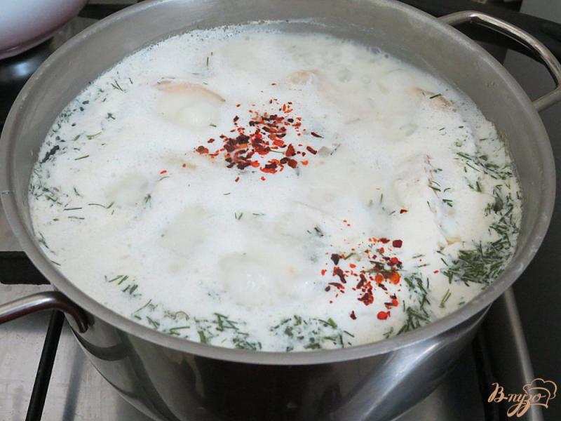 Фото приготовление рецепта: Суп из брюшек лосося и сырков шаг №7