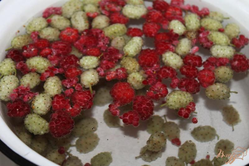 Фото приготовление рецепта: Мятный ягодный компот из мелиссой шаг №2