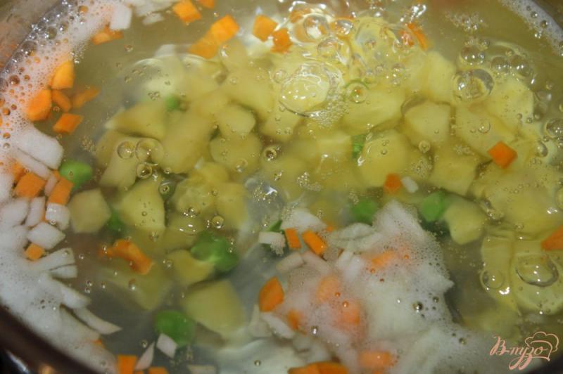 Фото приготовление рецепта: Легкий суп из фрикадельками, зеленым горошком и паутинкой шаг №3