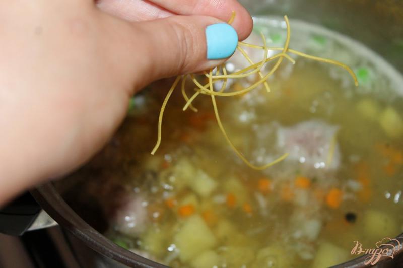 Фото приготовление рецепта: Легкий суп из фрикадельками, зеленым горошком и паутинкой шаг №5