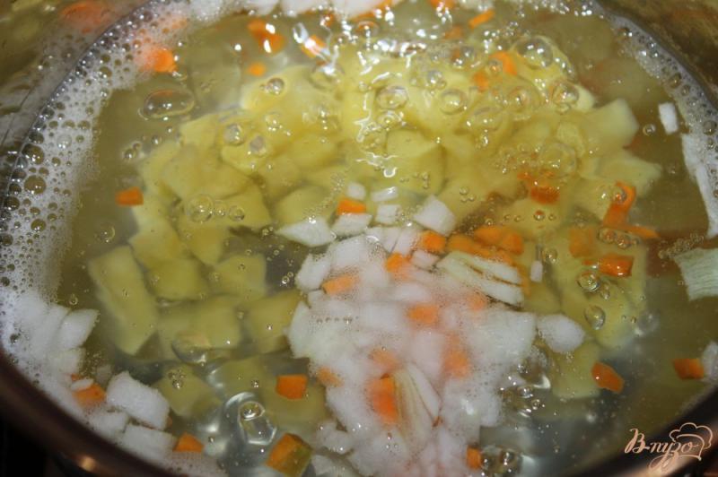 Фото приготовление рецепта: Легкий суп из фрикадельками, зеленым горошком и паутинкой шаг №2