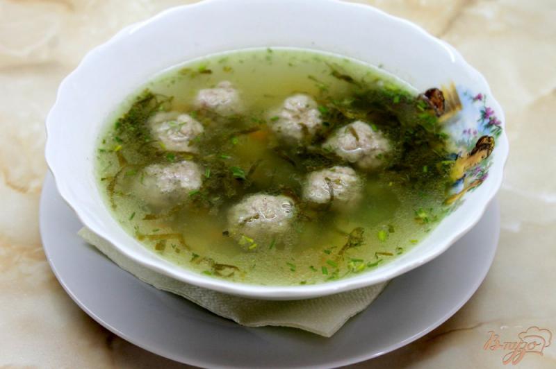 Фото приготовление рецепта: Легкий суп из фрикадельками, зеленым горошком и паутинкой шаг №7