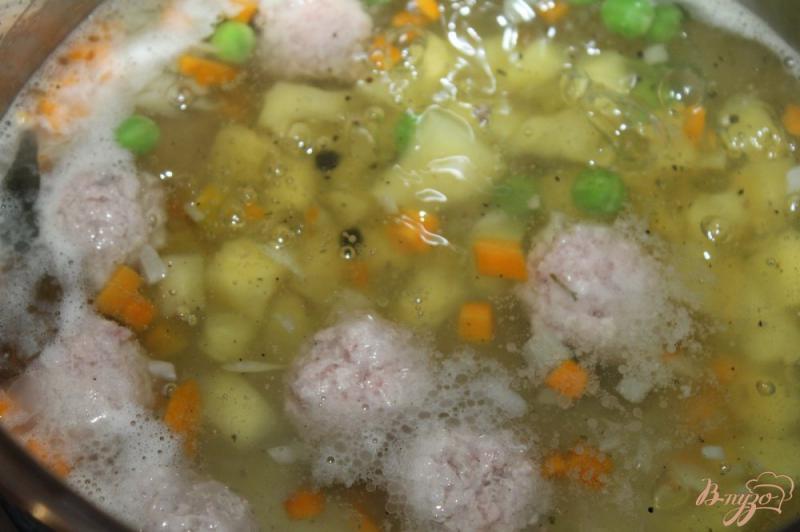 Фото приготовление рецепта: Легкий суп из фрикадельками, зеленым горошком и паутинкой шаг №4