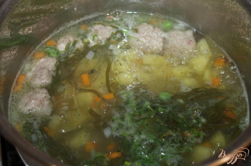 Фото приготовление рецепта: Легкий суп из фрикадельками, зеленым горошком и паутинкой шаг №6