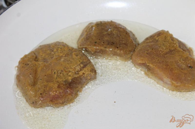 Фото приготовление рецепта: Свиная вырезка в соево - горчичном маринаде на овощной подушке шаг №4
