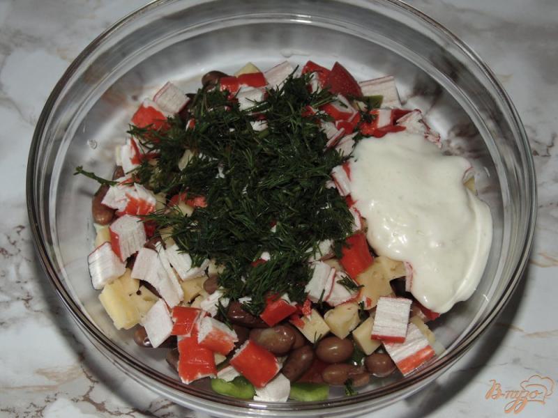 Фото приготовление рецепта: Овощной салат с крабовыми палочками, фасолью и твердым сыром шаг №7