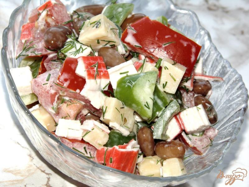 Фото приготовление рецепта: Овощной салат с крабовыми палочками, фасолью и твердым сыром шаг №8