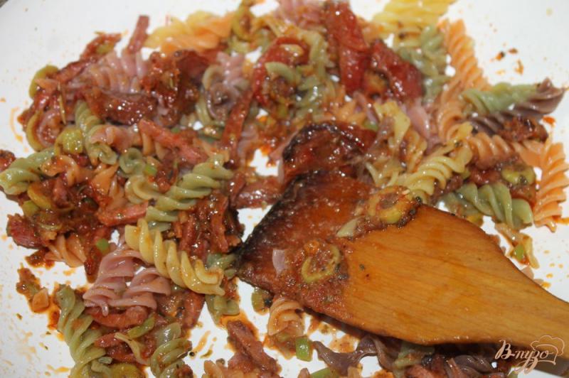 Фото приготовление рецепта: Острая паста в томатном соусе с салями и вялеными томатами шаг №8