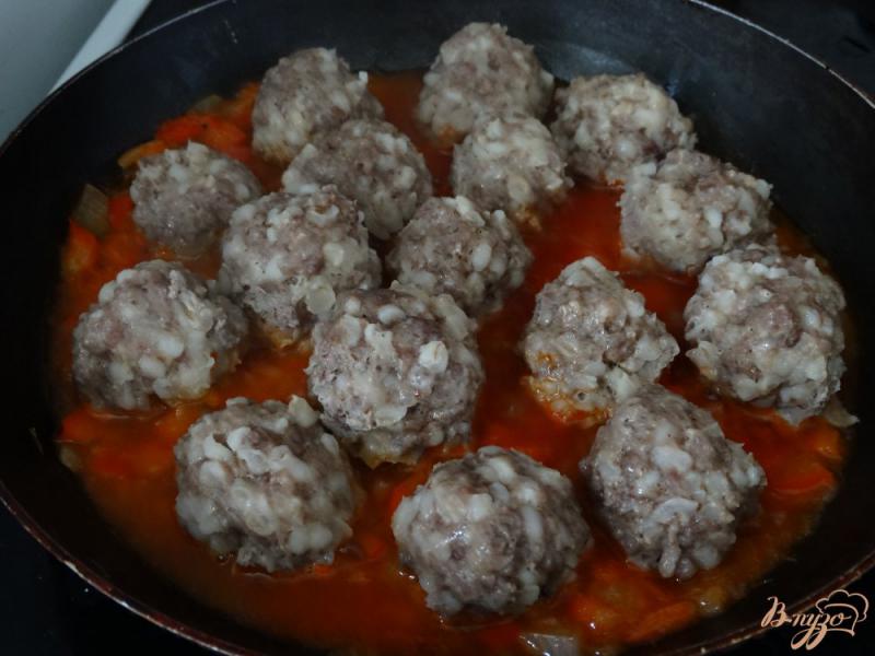 Фото приготовление рецепта: мясные тефтели с булгуром  тушеные в томатном соусе шаг №9