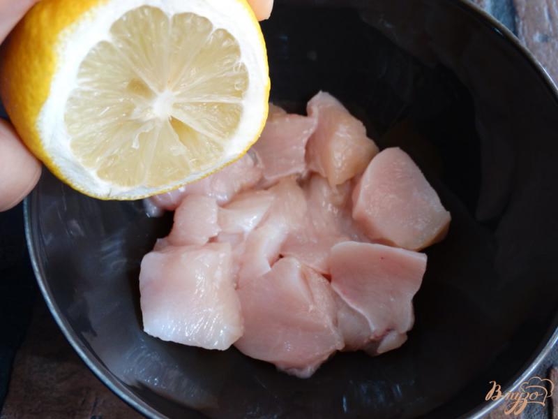 Фото приготовление рецепта: Куриная грудка с лимоном и тимьяном шаг №2
