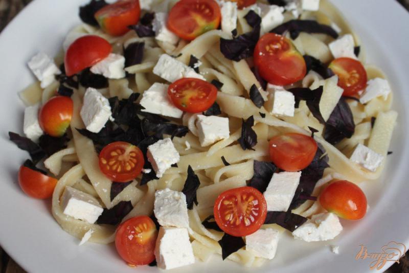 Фото приготовление рецепта: Тальятелле с помидорами черри, брынзой, базиликом и оливками шаг №4