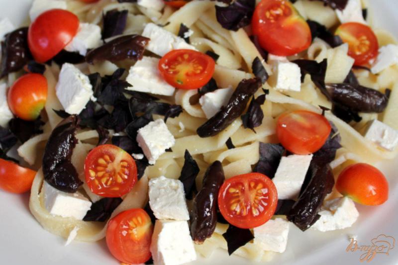 Фото приготовление рецепта: Тальятелле с помидорами черри, брынзой, базиликом и оливками шаг №5