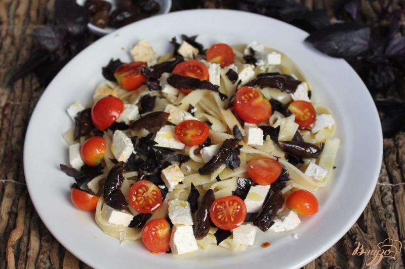 Фото приготовление рецепта: Тальятелле с помидорами черри, брынзой, базиликом и оливками шаг №6
