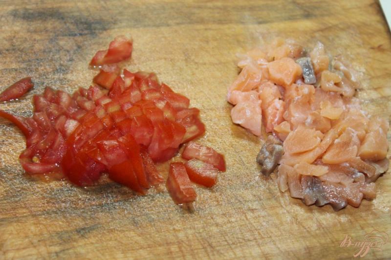 Фото приготовление рецепта: Гренки с начинкой из соленой семги, сыра Фета, помидоров и базилика шаг №3