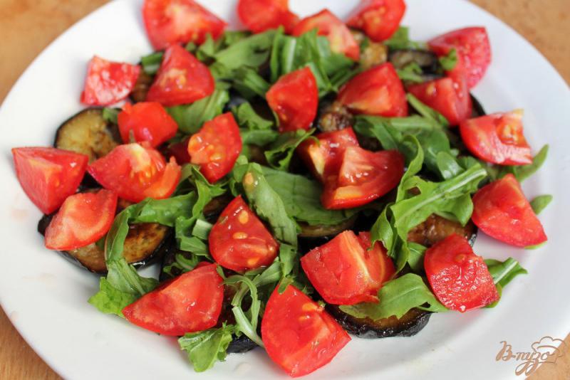 Фото приготовление рецепта: Салат с жаренными баклажанами, помидорами и брынзой шаг №4