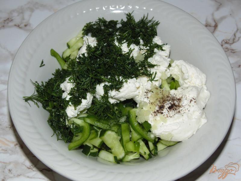 Фото приготовление рецепта: Творожный салат с болгарским перцем и огурцом шаг №4