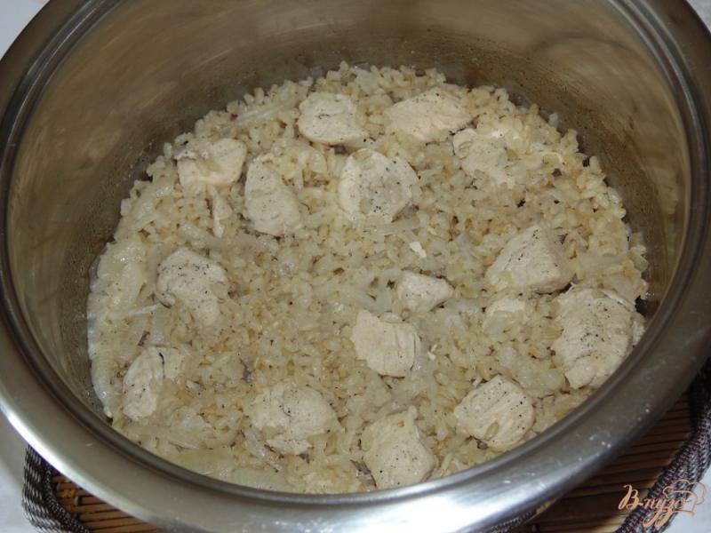 Фото приготовление рецепта: Бурый рис с мясом птицы шаг №6
