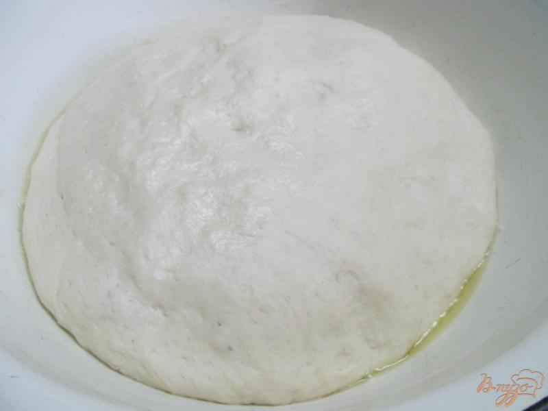 Фото приготовление рецепта: Луковый хлеб с прованскими травами шаг №3