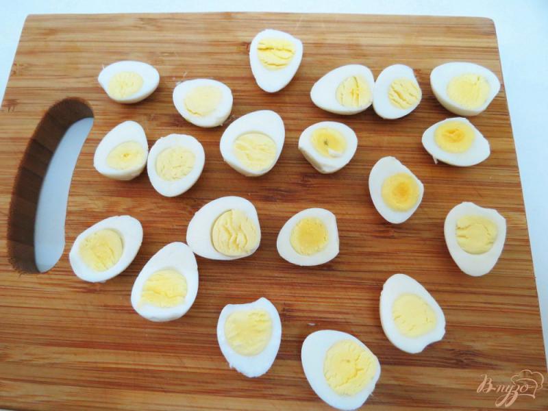 Фото приготовление рецепта: Перепелиные яйца фаршированные икрой мойва шаг №3