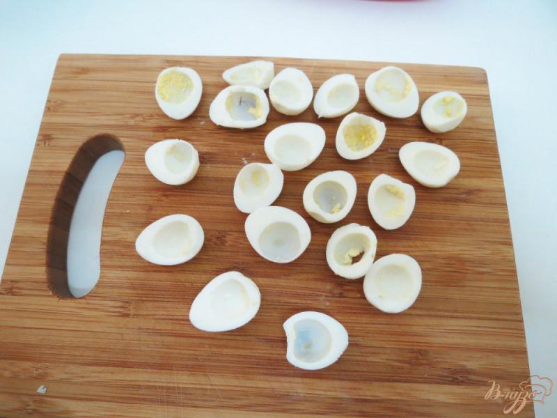 Фото приготовление рецепта: Перепелиные яйца фаршированные икрой мойва шаг №4