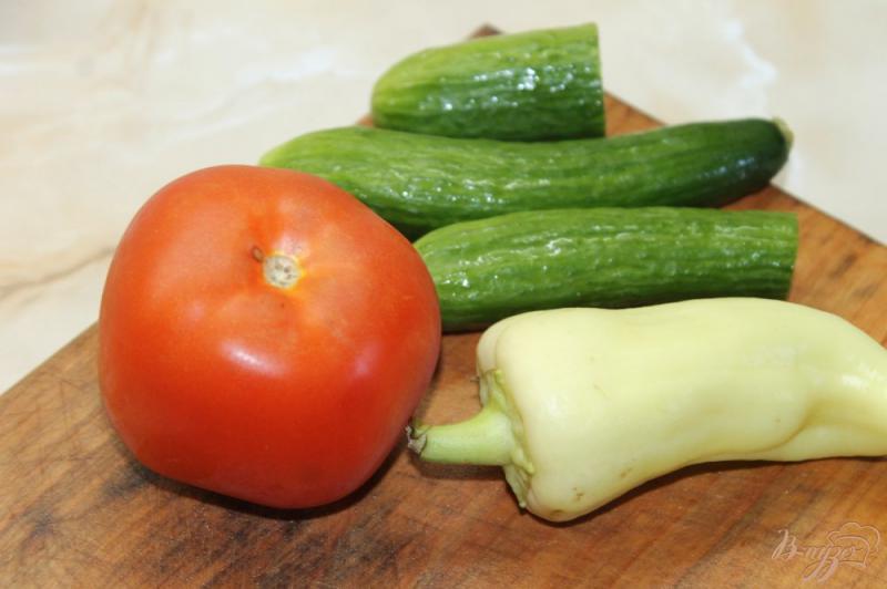 Фото приготовление рецепта: Греческий салат с вялеными томатами шаг №1