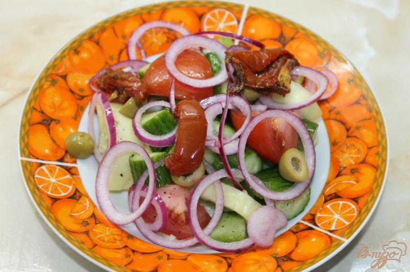 Фото приготовление рецепта: Греческий салат с вялеными томатами шаг №6