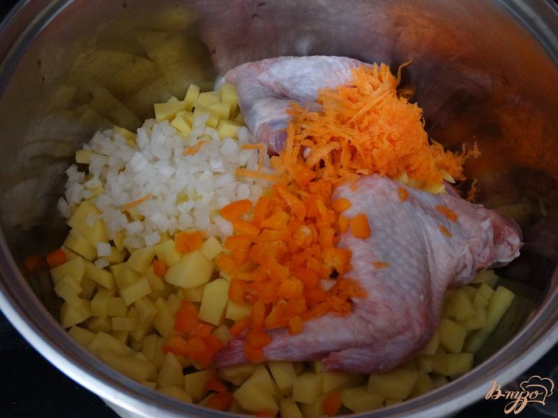 Фото приготовление рецепта: Куриный суп с яйцом шаг №2