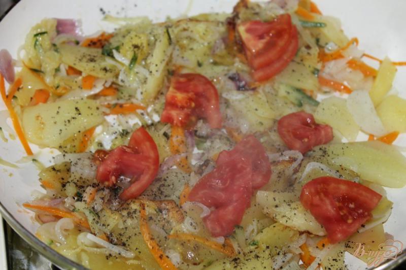 Фото приготовление рецепта: Жаренный овощи в яичной заправке с твердым сыром шаг №5
