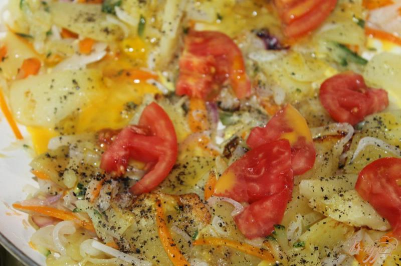 Фото приготовление рецепта: Жаренный овощи в яичной заправке с твердым сыром шаг №6