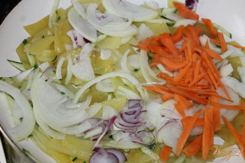 Фото приготовление рецепта: Жаренный овощи в яичной заправке с твердым сыром шаг №4