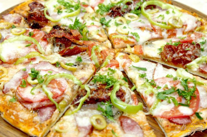Фото приготовление рецепта: Мясная пицца на основе острого соуса с вялеными томатами и моцареллой шаг №8