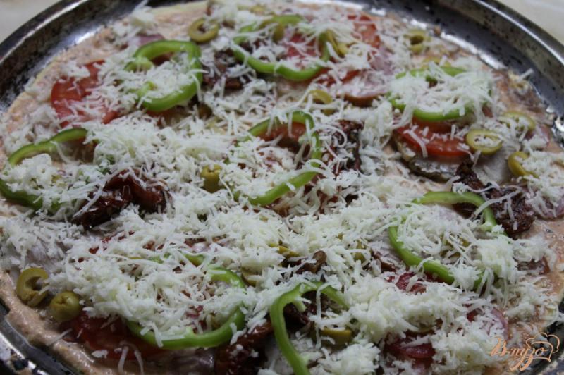 Фото приготовление рецепта: Мясная пицца на основе острого соуса с вялеными томатами и моцареллой шаг №7