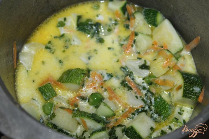 Фото приготовление рецепта: Сливочный крем - суп из кабачков, шпината и зеленого горошка шаг №7