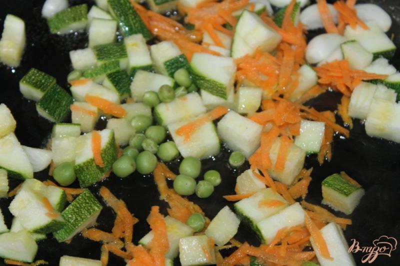 Фото приготовление рецепта: Сливочный крем - суп из кабачков, шпината и зеленого горошка шаг №4