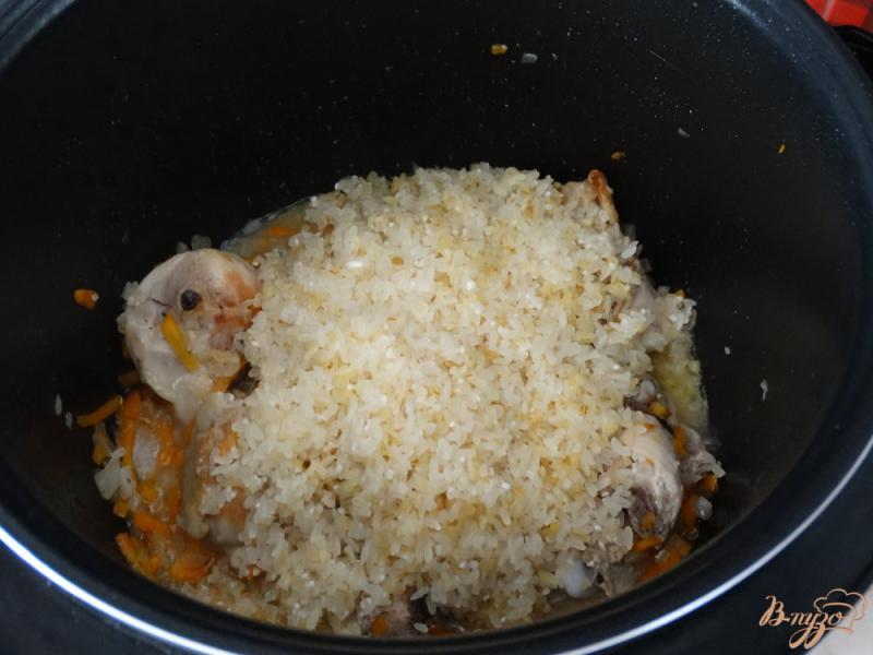 Фото приготовление рецепта: Плов с булгуром, рисом и курицей в мультиварке шаг №4