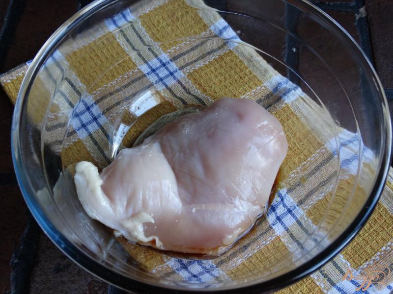 Фото приготовление рецепта: Куриная грудка запеченная в соево-чесночном маринаде шаг №2