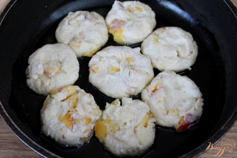 Фото приготовление рецепта: Сырники с кусочками персика шаг №5