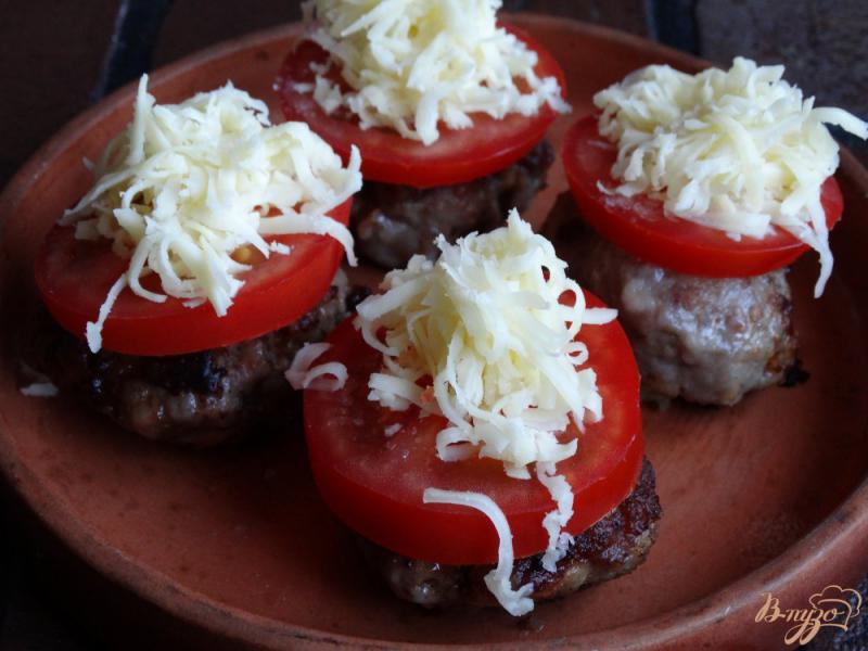 Фото приготовление рецепта: Мясные котлеты запеченные с помидорами и сыром шаг №8