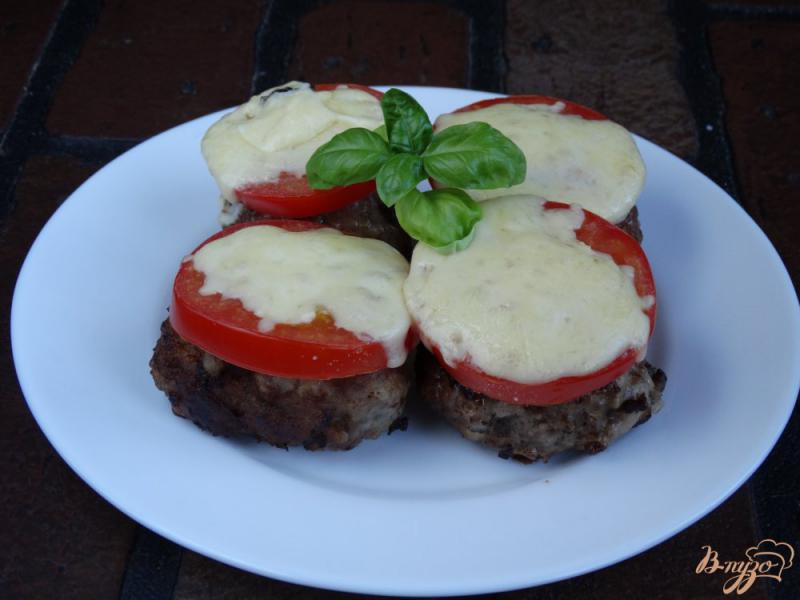 Фото приготовление рецепта: Мясные котлеты запеченные с помидорами и сыром шаг №9